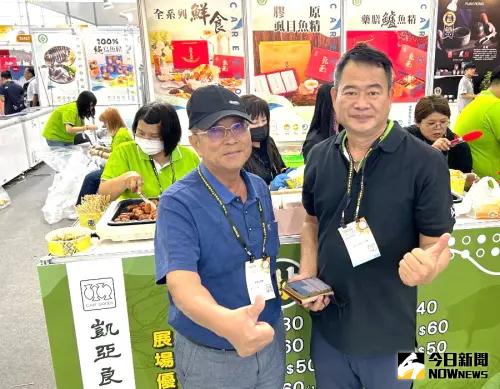 ▲高雄市林園區漁會前總幹事劉瑞卿(左)對高雄海味品質深具信心。(圖/記者黃守作攝) ▲高雄市林園區漁會前總幹事劉瑞卿(左)對高雄海味品質深具信心。(圖/記者黃守作攝)