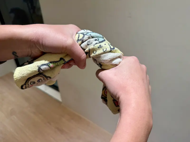 ▲一名美髮業者拇指無法出力，開瓶蓋、擰毛巾都會痛，到骨科檢查其手腕因長期使用，導致拇指腕掌關節磨損病變。（圖／記者黃韻文攝）