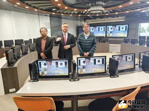 僑光科大迎上AI浪潮 打造AI數位行銷中心探索創新無限可能 ▲僑光科大打造AI數位行銷中心,今天舉辦發表會,其中的電腦展示室兼具直播功能。(圖/記者金武鳳攝,2025.1.20)