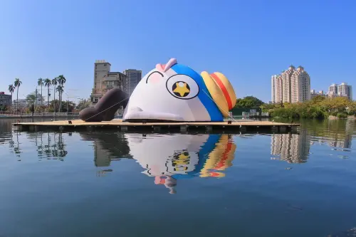 臺南市政府觀光旅遊局於1月21日至2月12日(元宵節),在中西區環河街運河河畔舉辦「如魚得水~跟著魚頭君來臺南走春」,長14米、高6米的魚頭君水上氣偶現身安平運河。(圖/台南市觀旅局提供) ▲臺南市政府觀光旅遊局於1月21日至2月12日(元宵節),在中西區環河街運河河畔舉辦「如魚得水~跟著魚頭君來臺南走春」,長14米、高6米的魚頭君水上氣偶現身安平運河。(圖/台南市觀旅局提供)