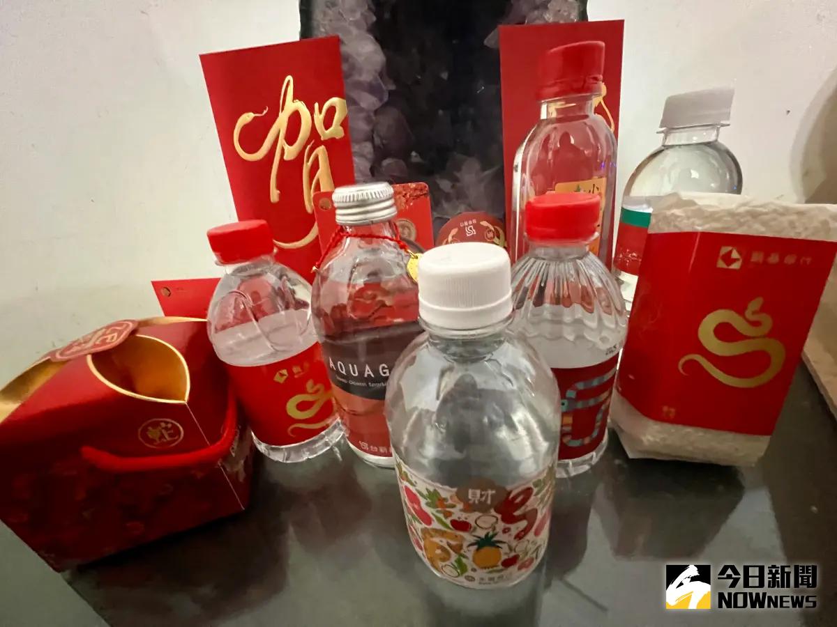 ▲迎接金蛇年到來，許多人搶拿銀行開運小物，尤其發財水。專家提醒，蛇年最旺財位在西南方，拿回家後可先擺放7天，再元宵節前，尤其除夕打開使用。（圖／記者顏真真攝）