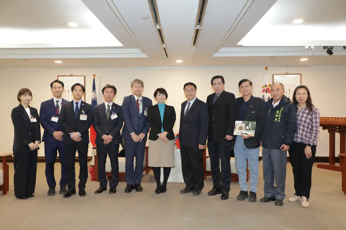 ▲南市府由黃偉哲率新聞及國際關係處長蘇恩恩、觀光旅遊局長林國華、農業局代理局長陳仲杰與前橋市市長小川晶所率的農業、觀光人員進行交流。（圖／南市府提供）