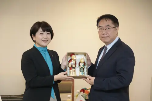 ▲黃偉哲與小川晶互贈紀念品。(圖/南市府提供) ▲黃偉哲與小川晶互贈紀念品。(圖/南市府提供)