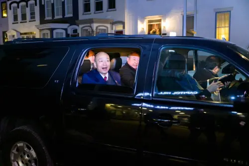 ▲代表團成員目前排隊進行安檢進入Capital One Arena，參與川普總統就職。（圖／李彥秀辦公室提供）