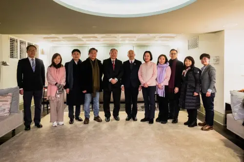 ▲代表團成員目前排隊進行安檢進入Capital One Arena，參與川普總統就職。（圖／李彥秀辦公室提供）