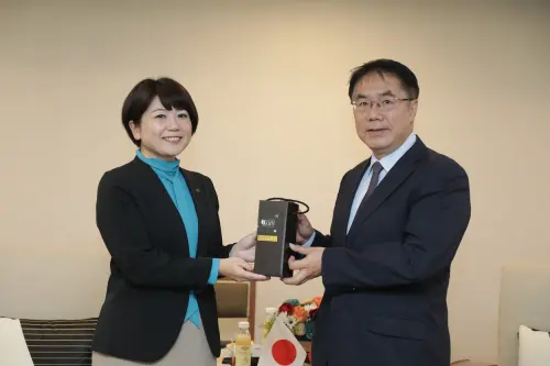 ▲黃偉哲致贈東山桂圓釀琴酒給小川晶。(圖/南市府提供) ▲黃偉哲致贈東山桂圓釀琴酒給小川晶。(圖/南市府提供)