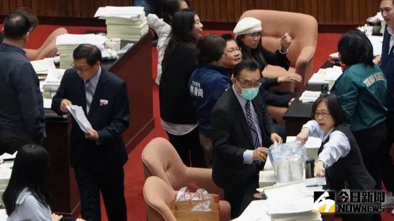 ▲立院夜審預算，民眾黨立委吳春城與民進黨立委爆發衝突。（圖／記者呂炯昌攝，2025.01.20）