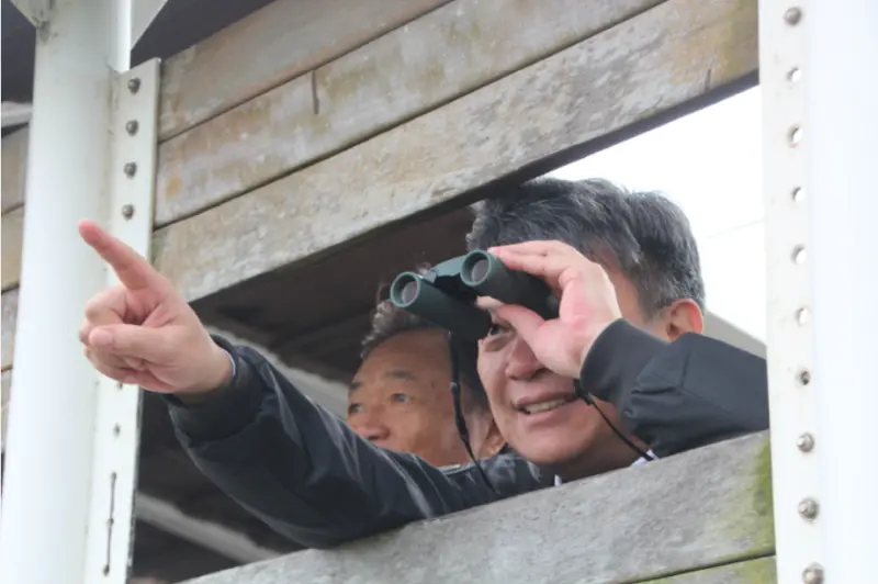 ▲曾文生表示，過去台電電廠都有污名，興達電廠結合濕地特色推出環境教育課程，非常難得可以拿到教育部認證的環教場所，他更期盼有朝一日，興達電廠有機會更名為「飛鳥電廠」，讓大家都知道這邊的環保壯舉。（圖／記者鍾泓良攝影）