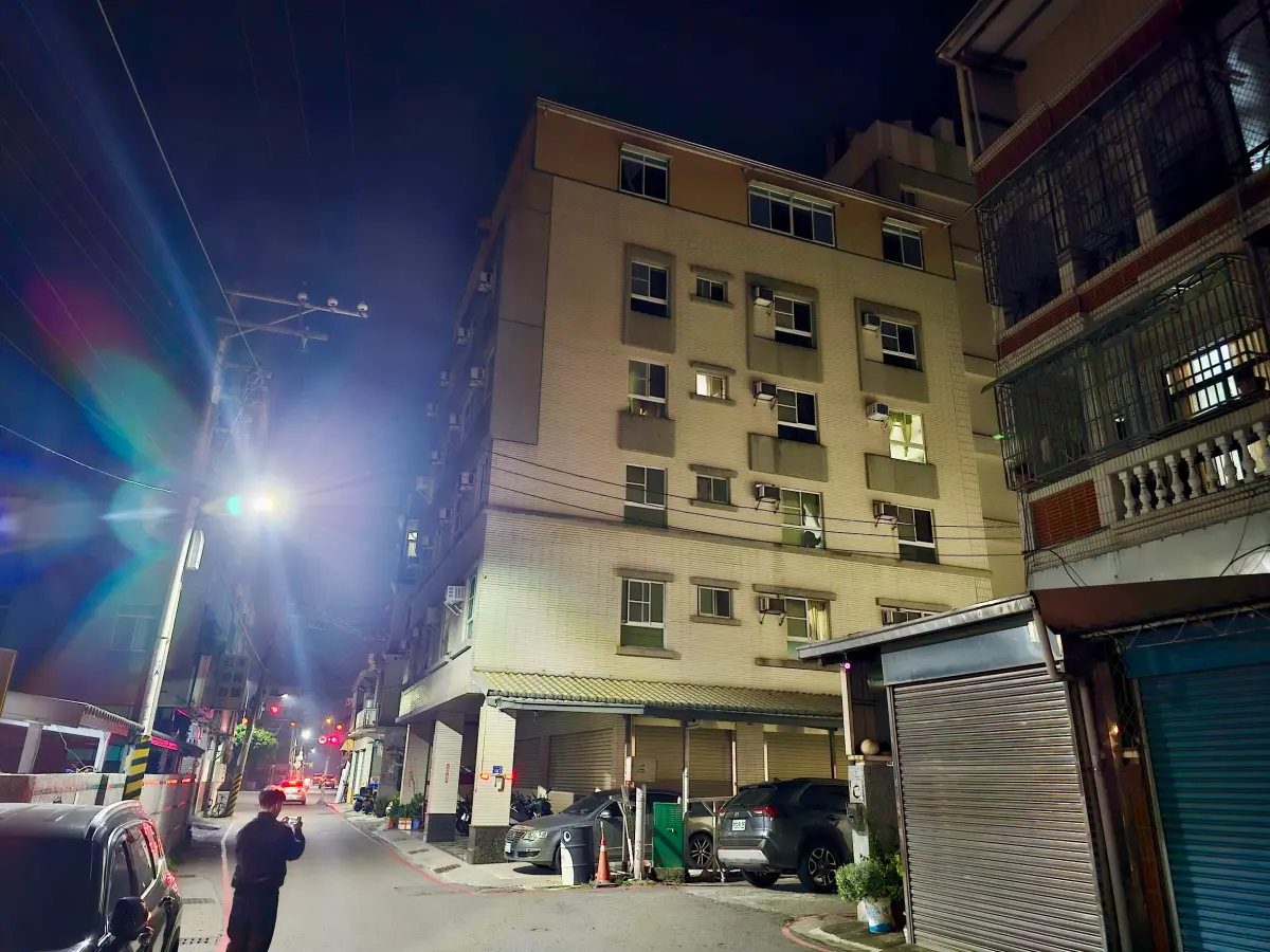 ▲ 鑑識小組到場採證後，警方初步不排除任何可能性。（圖／記者郭俊暉翻攝)