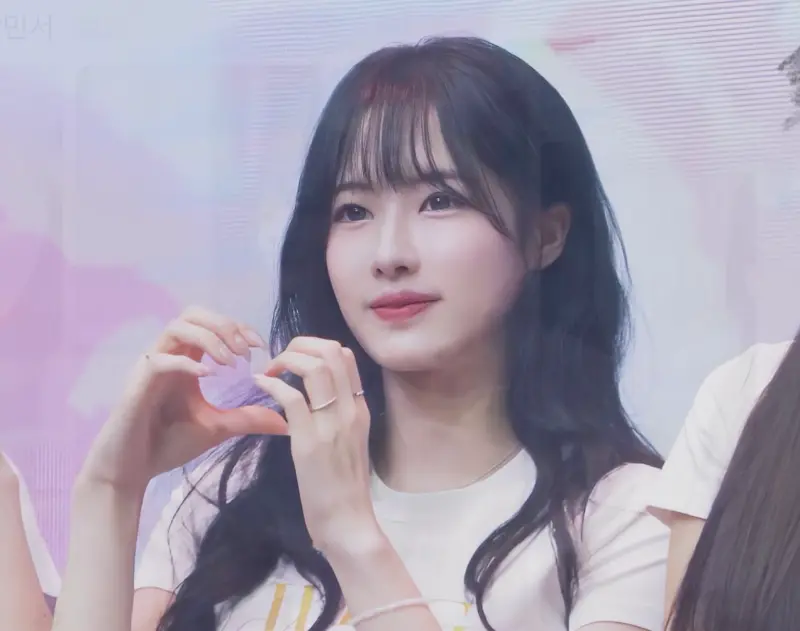 ▲韓國啦啦隊女神朴旻曙人在台灣，遇到地震，馬上發布圖文表示快要被嚇死，還問經紀人如何逃生。（圖／摘自Threads）