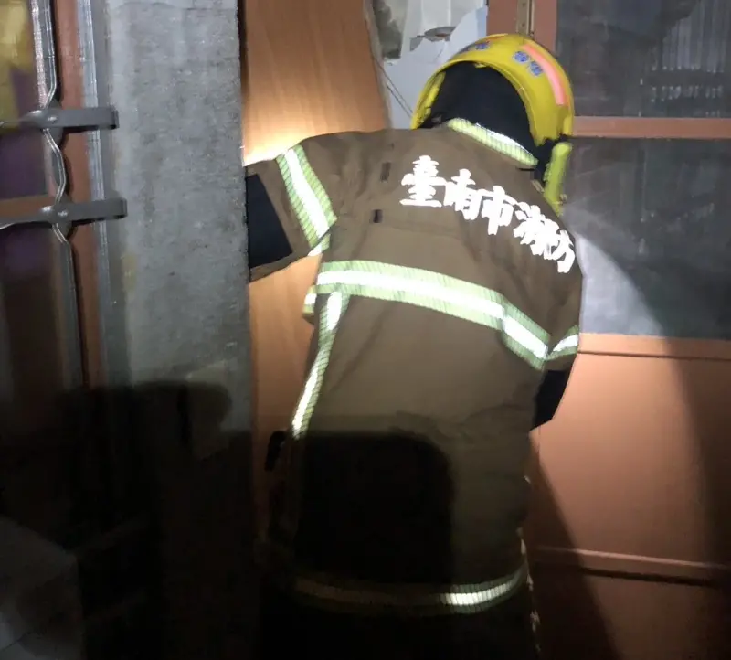 ▲21日凌晨00時17分以及00時21分，台灣接連發生有感地震，台南市楠西區民族路157巷3號，發生平房倒塌一家3口受困。（圖／消防局提供）