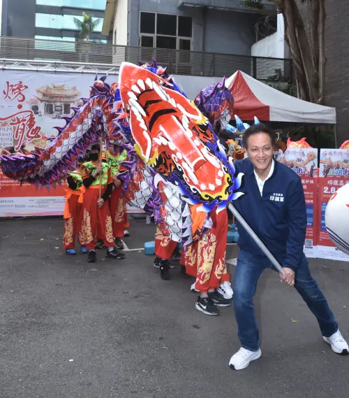 ▲邱鎮軍手舉（火旁）龍龍頭。（圖／邱鎮軍辦公室提供）