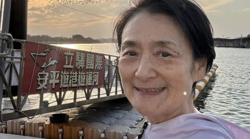 ▲今（10）日下午1時高雄市甲仙區發生芮氏規模5.3地震，住在台南的71歲藝人譚艾珍（如圖）當下正在煮麵，嚇得她緊急關火，事後曬出1段影片，見其家中的3個吊燈搖來晃去，畫面觸目驚心。（圖／翻攝自譚艾珍臉書）