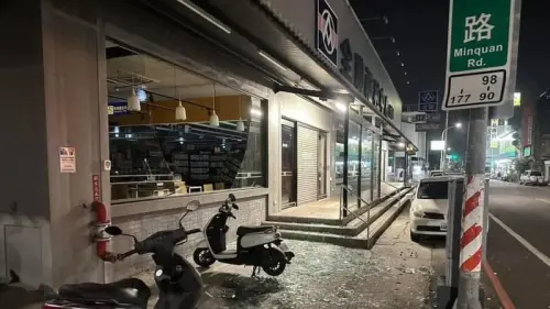 ▲21日凌晨地震連續發生，南部地區許多們眾出現受損災情。（圖／翻攝綠豆嘉義人）