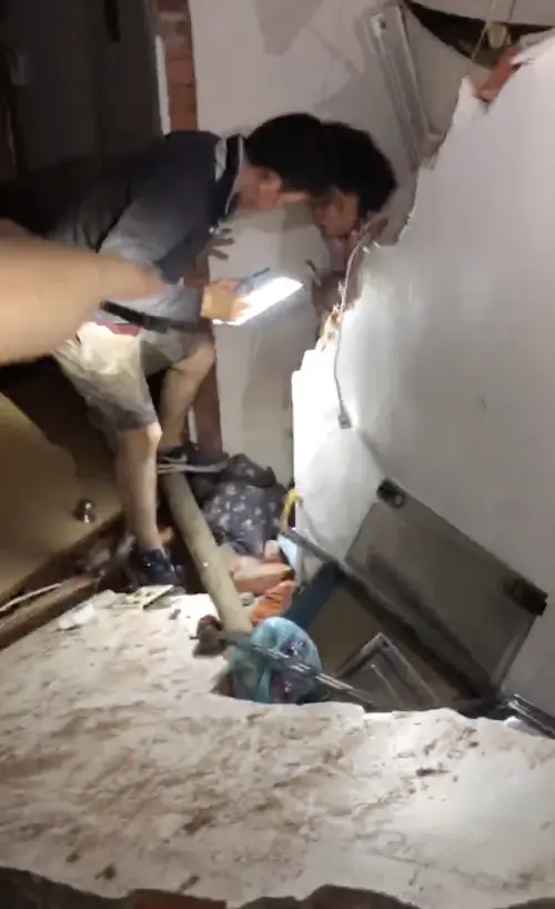 ▲台南市楠西區民族路民宅倒塌,一對夫妻帶著1個月大的嬰兒及一隻狗逃出。(圖/台南市消防局提供) ▲台南市楠西區民族路民宅倒塌,一對夫妻帶著1個月大的嬰兒及一隻狗逃出。(圖/台南市消防局提供)