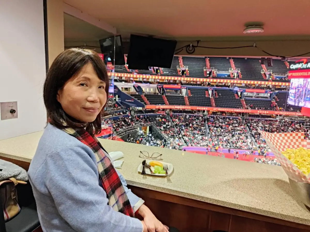 ▲進入VIP貴賓席觀看川普就職直播，民眾黨立委陳昭姿大讚外交部做得太出色了。（圖／陳昭姿臉書）