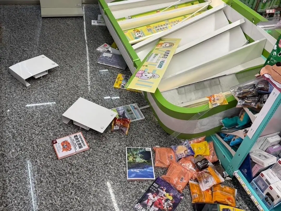 ▲嘉義大埔發生規模6.4地震，「有感搖晃時間」達42秒，許多店家商品散落一定，甚至有房屋倒塌。（圖／翻攝臉書／綠豆嘉義人）