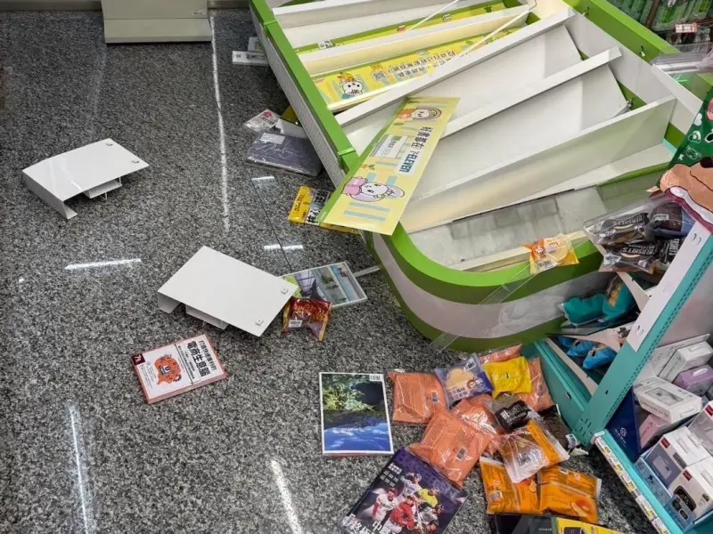 ▲嘉義大埔發生規模6.4地震，「有感搖晃時間」達42秒，許多店家商品散落一定，甚至有房屋倒塌。（圖／翻攝臉書／綠豆嘉義人）