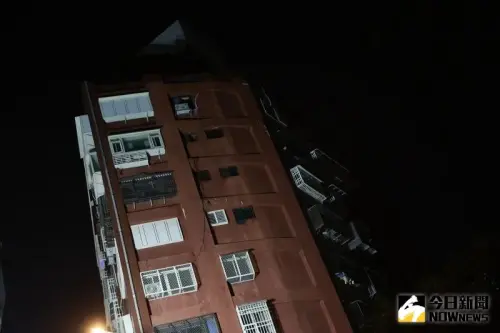 ▲花蓮去年4月發生規模7.2地震，強震導致花蓮4樓房傾斜倒塌，圖為天王星大樓及周圍災情。（圖／NOWnews攝影中心）