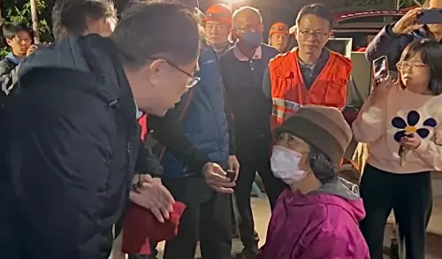 ▲ 黃偉哲至楠西救災現場慰問災民。(圖/翻攝畫面) ▲ 黃偉哲至楠西救災現場慰問災民。(圖/翻攝畫面)