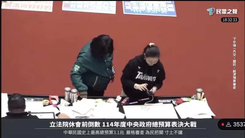 ▲民眾黨團主任陳智菡20日抓包民進黨立委王美惠幫別人投票。（圖／翻攝民眾之聲YouTube）