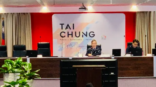 ▲盧秀燕臨時請假市政會議，副市長鄭照新也缺席，由另一位副市長黃國榮主持，畫面左邊座位全空著。（圖／記者顏幸如攝，2025.01.21）