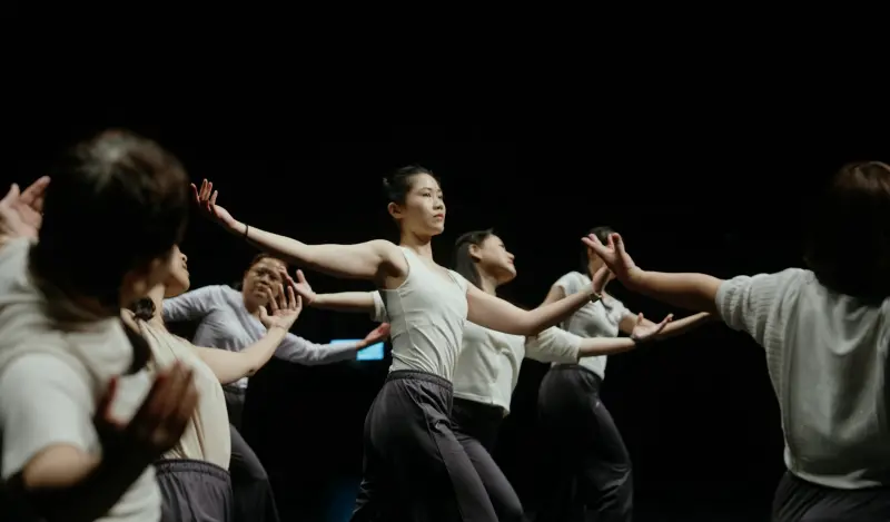 ▲雲門教室舉辦年度呈現活動，學員們在舞台上展現出AI時代彌足珍貴的真實身體感知，擺脫失控的焦慮世代！（圖／雲門舞集提供）
