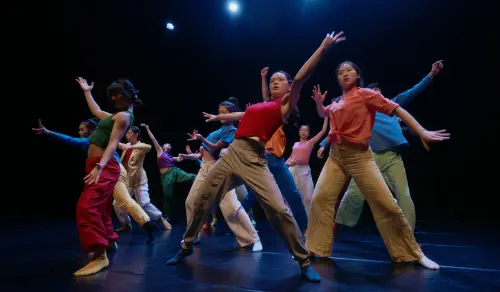 擺脫失控的焦慮世代!「雲門教室」年度呈現:喚醒身體真實感知 ▲艸茻計畫的孩子在「平面國」舞蹈中運用身體探討維度的關係,展現出動人的藝術張力與默契合作。(圖/雲門舞集提供)