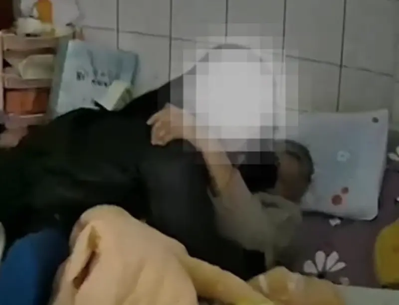 ▲嘉義大埔今（21）日發生規模6.4地震，一名網友家裡位在震央附近，她透過監視器看到，在強震來襲當下，負責照顧阿嬤的女移工第一時間就衝去抱住阿嬤，感人畫面吸引超過5.9萬人按讚。（圖／Threads＠jessie.1006授權）