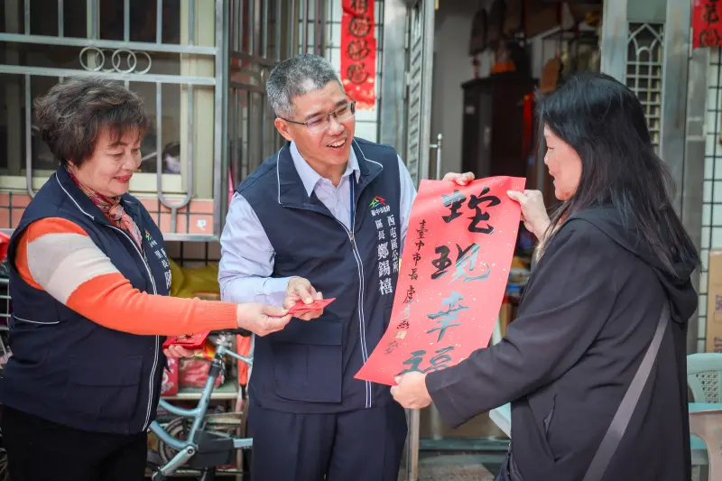 ▲西屯區長偕同潮洋里長發送家戶版「蛇現幸福」春聯(圖／民政局提供2025.1.21)