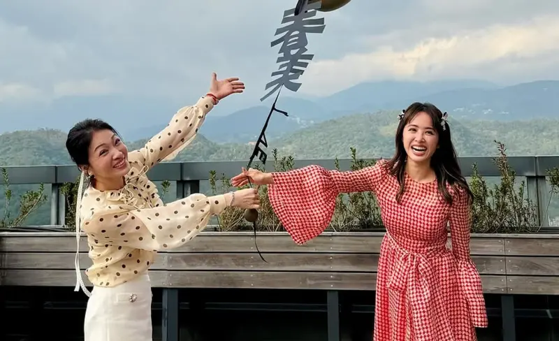 ▲蔡依林（右）近日和姊姊蔡旻紋（左）一起幫媽媽過生日，結果因為對方太漂亮，不僅掀起討論，「豪門第4代媳婦」身分被挖出。（圖／蔡旻紋IG）