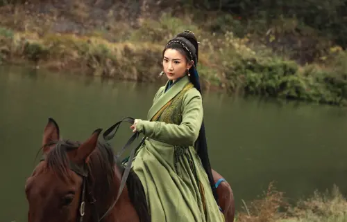 ▲毛曉彤與演員們比拼武力值，她不僅積極挑戰自己，還用競爭心態提升打戲表現，成功駕馭雙刀角色，展現俠骨柔情。（圖／中視）