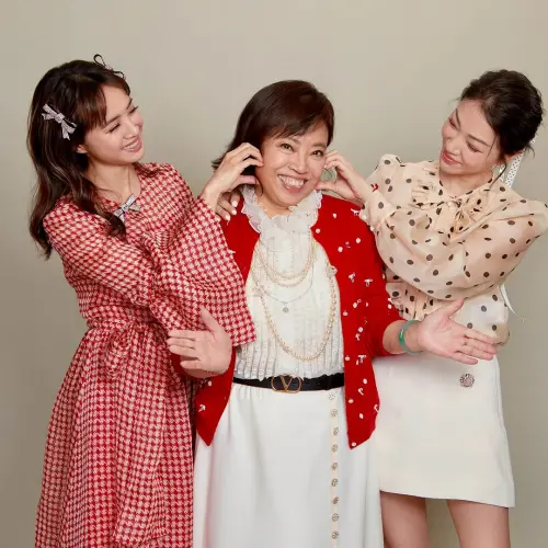 ▲蔡依林和姊姊蔡旻紋一起替媽媽慶生。（圖／蔡旻紋IG）