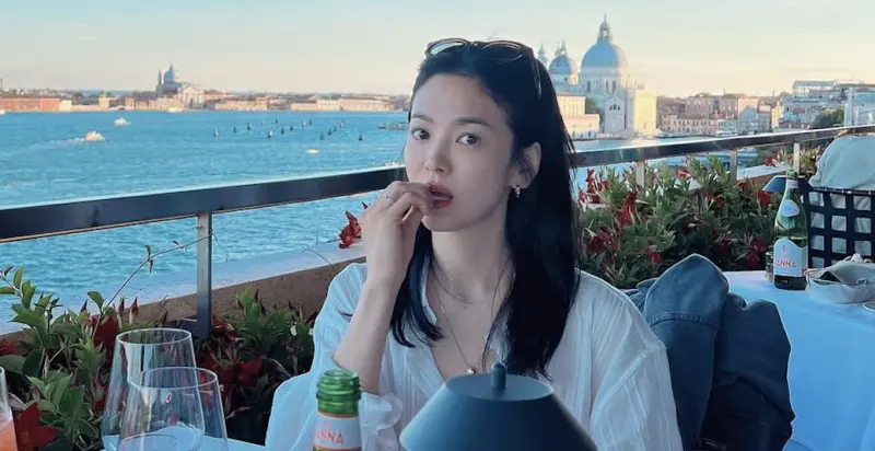 ▲宋慧喬和好友姜珉炅聊天時提到，因為受到媽媽通透人生觀的影響，自己在面對困境時都會保持好心態，還承認媽媽是自己的精神支柱。（圖／宋慧喬 IG）