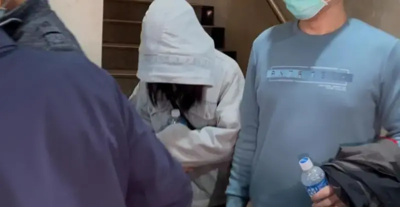 ▲李威和妻子涉入「台北精舍殺人案」，雙雙赴北檢作證，訊問3小時候皆請回，身穿灰色帽T的李威妻子也首度現身，李威已婚的身分也隨之曝光。（圖／翻攝畫面）