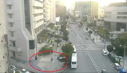 琉球新報鏡頭君拍攝角度,此處位於沖繩縣議會附近。(圖/琉球新報YouTube) ▲琉球新報鏡頭君拍攝角度,此處位於沖繩縣議會附近。(圖/琉球新報YouTube)