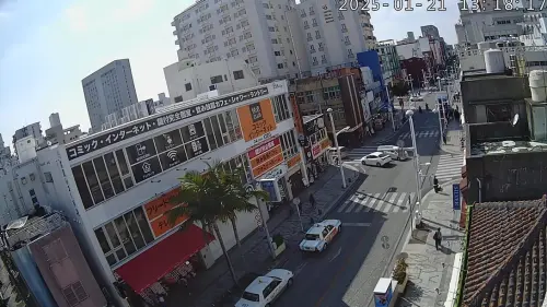 國際通牧志交番前鏡頭君,是沖繩三顆主要鏡頭中距離行人最近的一顆。(圖/定點相機 LOVE OKINAWA YouTube) ▲國際通牧志交番前鏡頭君,是沖繩三顆主要鏡頭中距離行人最近的一顆。(圖/定點相機 LOVE OKINAWA YouTube)