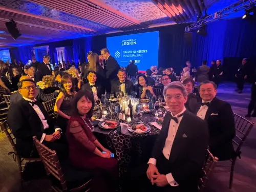 ▲立法院長韓國瑜一身黑色西裝、打上蝴蝶結領帶，男立委們也西裝筆挺。（圖／葛如鈞提供）