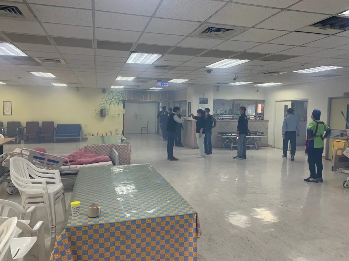 ▲衛福部台南醫院21日上午10時39分許驚傳火警，一樓病房冒出大量濃煙，醫護緊急疏散病患，所幸沒有人傷亡。（圖／台南市消防局提供）