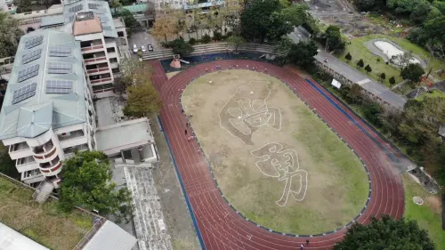 ▲淡水區新興國小，總務組曾主任透露，這幅「台灣尚勇」巨型草皮畫由6旬工友林敏智在學校操場創作。（圖／淡水新興國小提供）