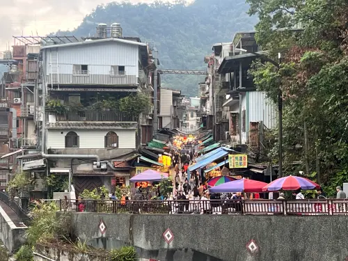 ▲烏來溫泉街的湯屋有數十家,其中評價最好的湯屋之一就是「烏來水岸溫泉」,不僅能欣賞美景泡湯,且CP值爆高,吸引許多遊客回訪。(圖/記者賴禹妡攝) ▲烏來溫泉街的湯屋有數十家,其中評價最好的湯屋之一就是「烏來水岸溫泉」,不僅能欣賞美景泡湯,且CP值爆高,吸引許多遊客回訪。(圖/記者賴禹妡攝)