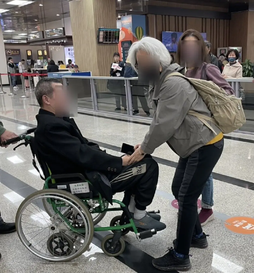 ▲國人徐姓民眾的母親與胞妹，迎接漂泊20載的遊子返鄉。（圖／海基會提供）