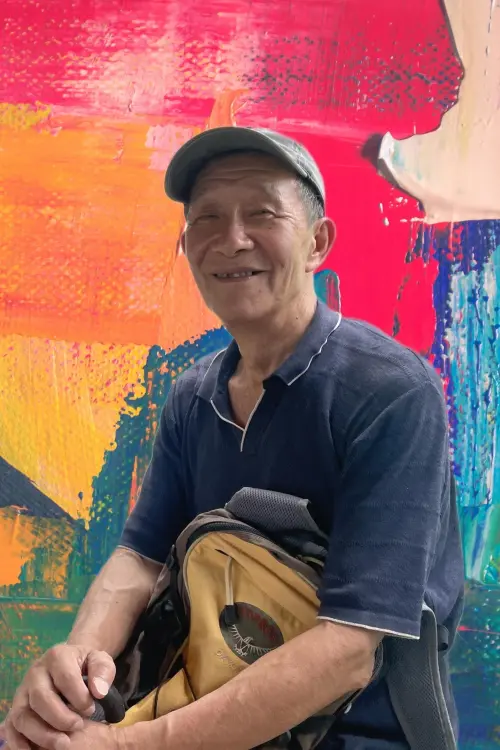 ▲淡水區新興國小工友林敏智目前已經在校服務4年多，從幾年前開始就不斷用巧手操作割草機，在操場上打造草地畫。（圖／淡水新興國小提供）