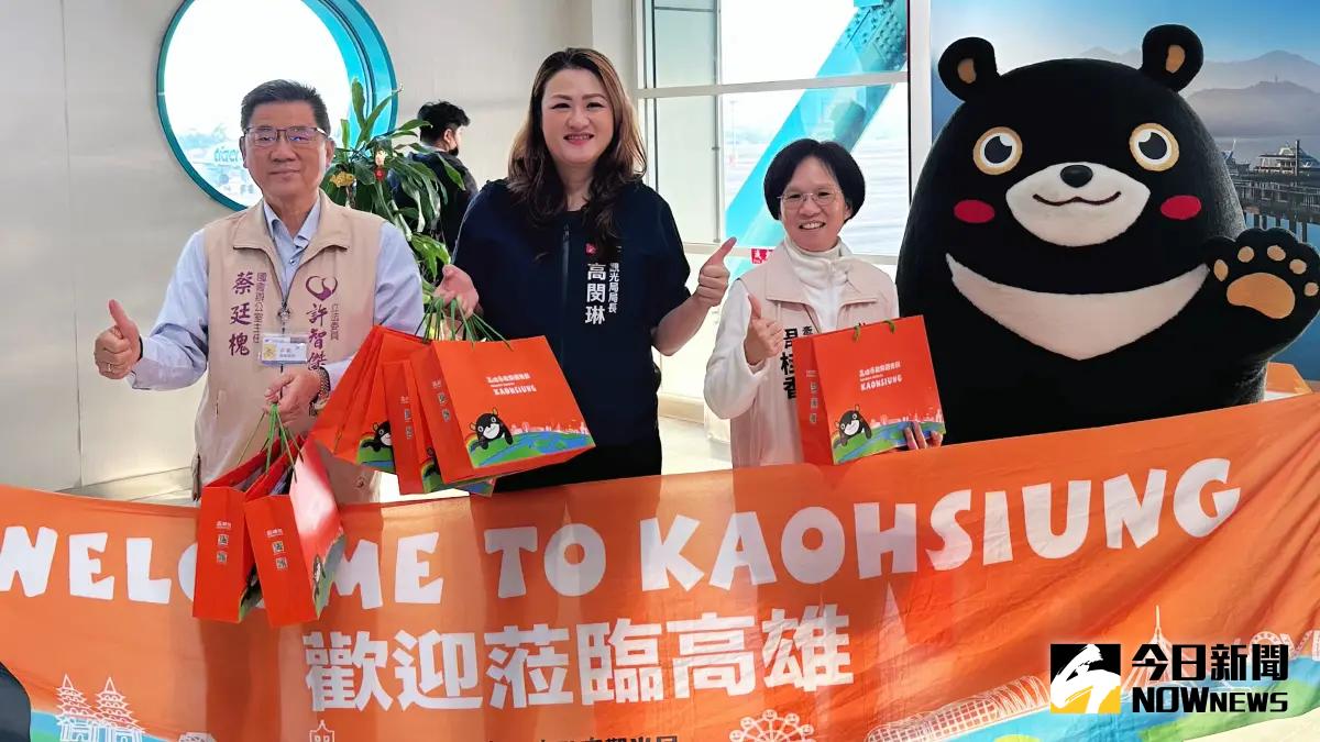 ▲ 高巿府觀光局長高閔琳與高雄吉祥物高雄熊以及立委許智傑服務團隊等，現身機場發送迎賓紀念品給首航旅客。（圖／記者陳美嘉攝，2025.01.21）