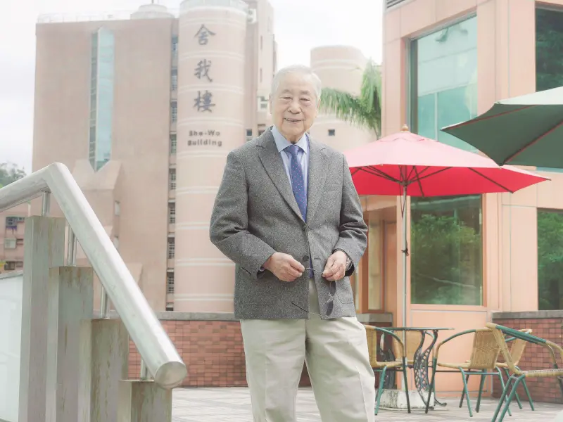 ▲高齡90歲氣象主播李富城重拾書本，選擇世新大學碩專班助力實現學術夢，他在氣象界是第一把交椅，就連彩色衛星雲圖都是他先開始用的。（圖／世新大學提供）