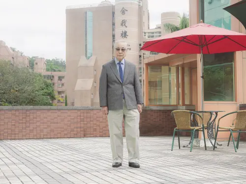 ▲高齡90歲氣象主播李富城重拾書本，選擇世新大學碩專班助力實現學術夢。（世新大學提供）