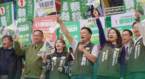 ▲蔡銘軒大敗後外界抓戰犯，陳時中（右一）、和王義川被指幫倒忙。（圖／蔡銘軒競總提供，2025.01.21）