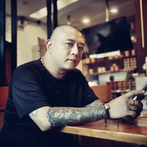 ▲粘詩楷為業餘演員,主業為刺青店老闆,也經營YouTube頻道。(圖/粘詩楷IG) ▲粘詩楷為業餘演員,主業為刺青店老闆,也經營YouTube頻道。(圖/粘詩楷IG)