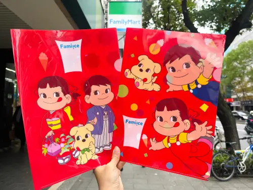 ▲1月25日起，買霜淇淋可用8元加購不二家新春資料夾，和服款、飛天款隨機出貨。（圖／業者提供）