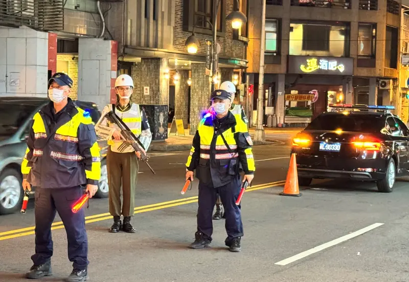 ▲台中市警局第一分局共出動63名警力及結合憲兵隊，針對中、西區大型治安顧慮場所進行擴大臨檢威力掃蕩，並同步於治安場所周邊封閉道路盤查人車。（圖/記者鄧力軍翻攝）